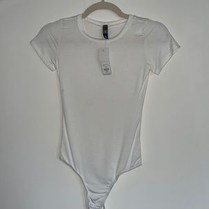 NEW! Alya scoopneck short sleeve bodysuit